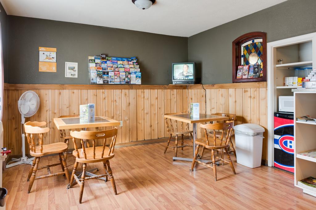 The Drake Inn Canmore Kültér fotó